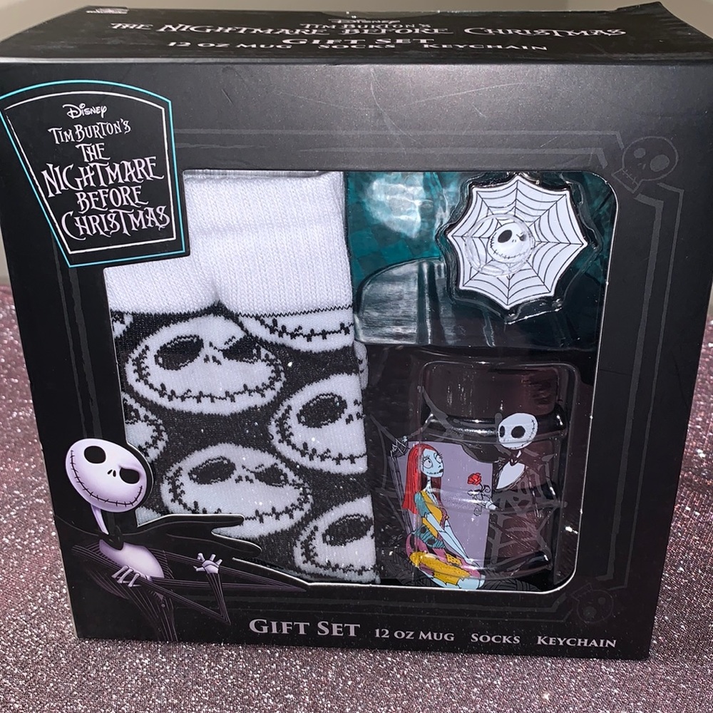 DISNEY Tim Burton's The NIghtmre Before‎ Christmas GIFT SET mug, Socks, Keychain
